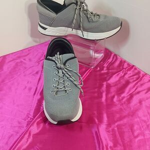 Zeba Hands Free Slip On Grey White Shoes Men’s SZ 12. Condition is Pre-owned